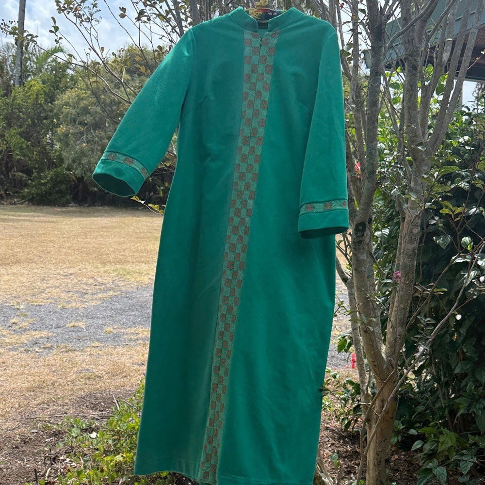 Vintage 70s Green embroidered Long Sleeve nightgown dress large